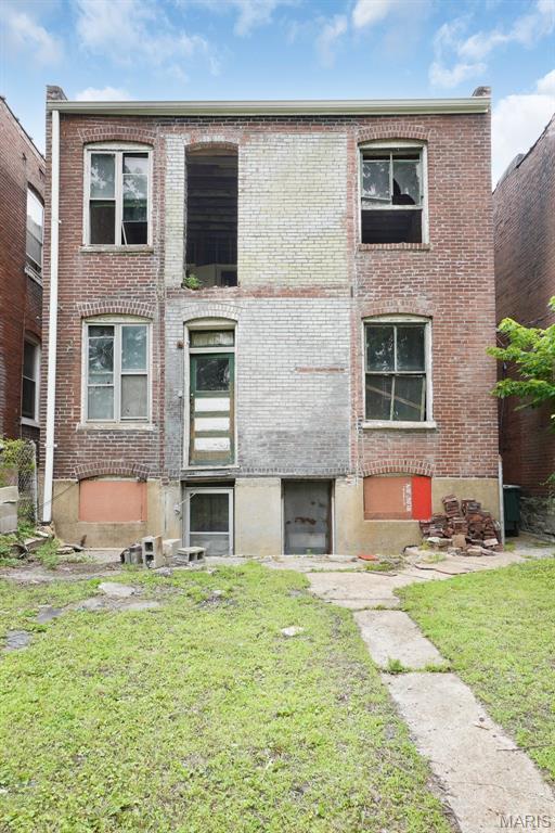 5718 Etzel Ave, Saint Louis, MO 63112 - townhome / multi-family property featuring brick siding and a front yard
