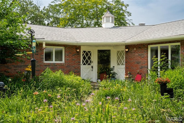 39 W Nottingham Cir, Sullivan, MO 63080 - view of front facade featuring brick siding, roof with shingles, and a chimney