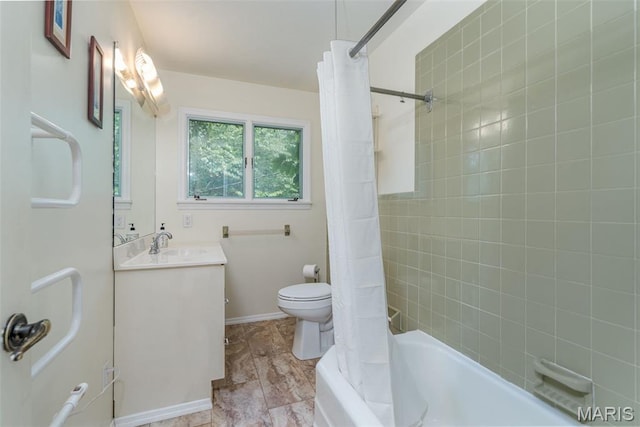39 W Nottingham Cir, Sullivan, MO 63080 - bathroom with vanity and shower / bath combo with shower curtain