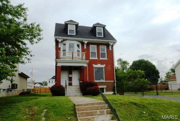 5843 Enright Ave, Saint Louis, MO 63112 - view of front of home featuring a balcony