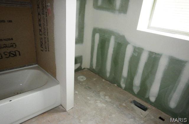 5843 Enright Ave, Saint Louis, MO 63112 - bathroom featuring a tub