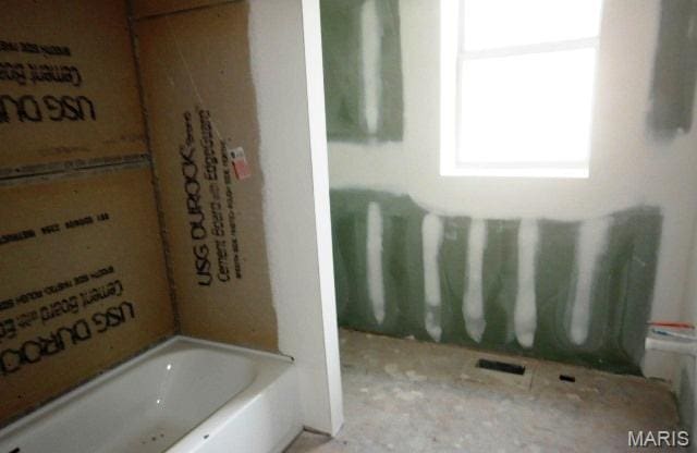 5843 Enright Ave, Saint Louis, MO 63112 - full bath featuring a bathtub