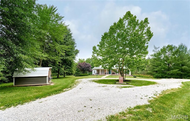 4 Hahn Estates Rd, Winfield, MO 63389 - view of front facade featuring a front lawn, gravel driveway, and a storage shed