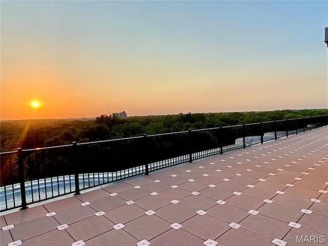 10 N Kingshighway Blvd Unit 2Cs, Saint Louis, MO 63108 - view of patio terrace at dusk