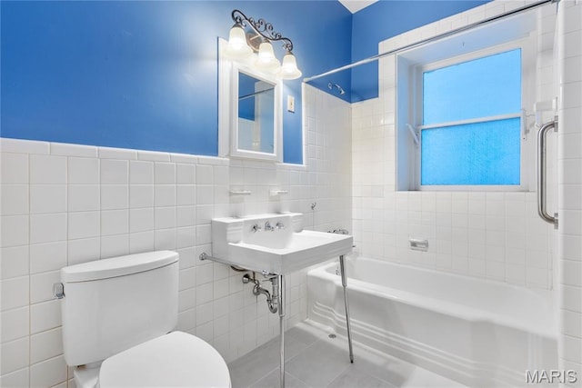 10 N Kingshighway Blvd Unit 2Cs, Saint Louis, MO 63108 - full bathroom with tile walls, bathing tub / shower combination, and a wainscoted wall