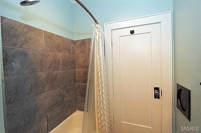 1425 Perryville Cpe, Girardeau, MO 63701 - bathroom with shower / bath combo with shower curtain