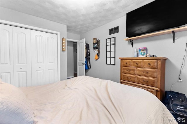 611 Park St, Farmington, MO 63640 - bedroom with a closet and a textured ceiling