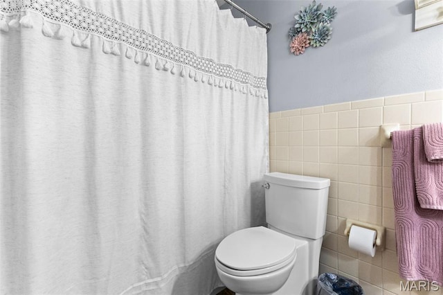 611 Park St, Farmington, MO 63640 - full bath with tile walls, a wainscoted wall, and a shower with shower curtain