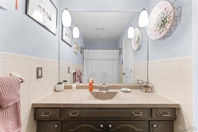 611 Park St, Farmington, MO 63640 - full bath featuring tile walls, vanity, and a shower with shower curtain