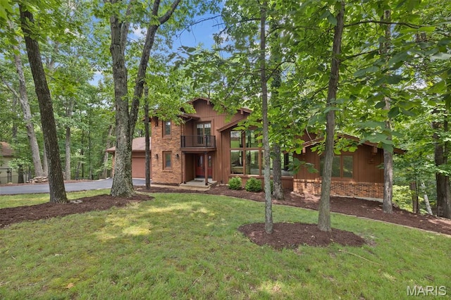 1509 Redbriar Dr, High Ridge, MO 63049 - view of front facade with a balcony, a front lawn, and brick siding