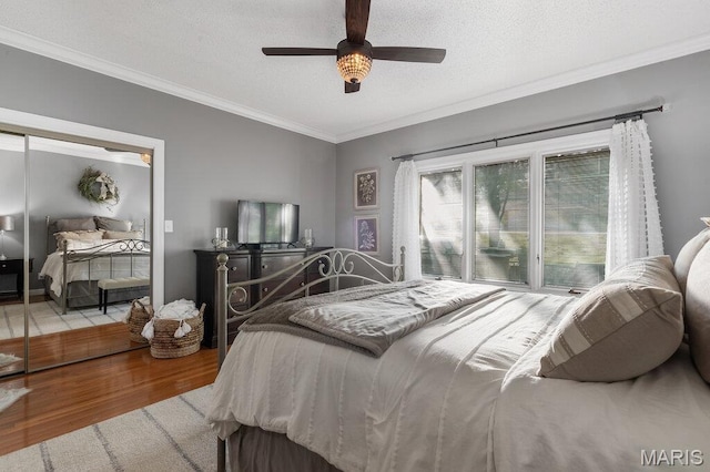108 Lucys Lndg, Waterloo, IL 62298 - bedroom with wood finished floors, crown molding, a ceiling fan, a textured ceiling, and a closet