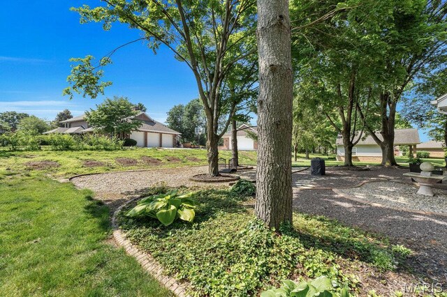 108 Lucys Lndg, Waterloo, IL 62298 - view of yard featuring a garage