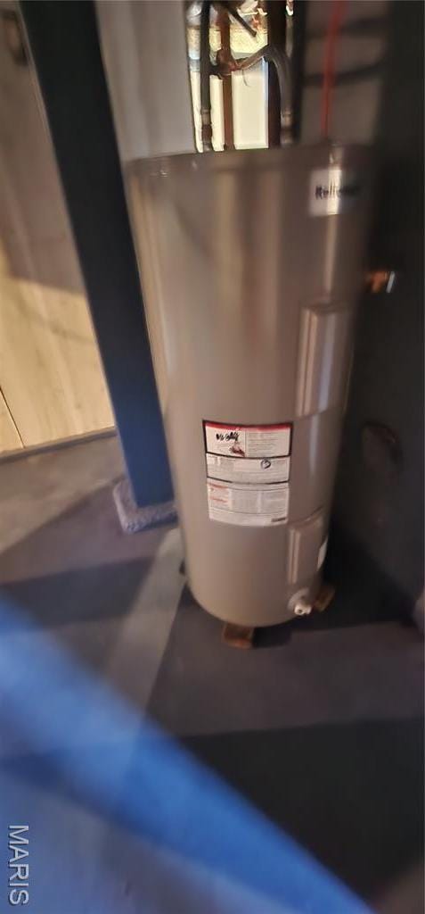 1629 Swanwick St, Chester, IL 62233 - utility room featuring electric water heater