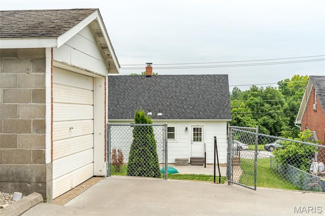1407 E 5th St, Washington, MO 63090 - detached garage featuring a gate
