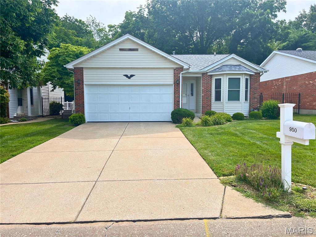 950 Du Pre Cir, Saint Peters, MO 63376 - single story home with brick siding, a garage, and concrete driveway
