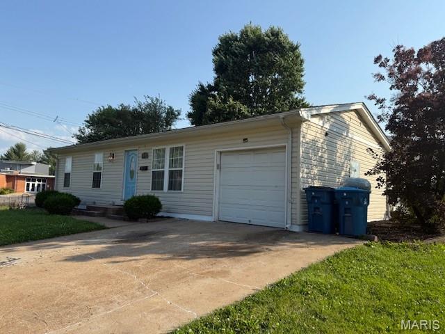 1496 Ville Rosa Ln, Hazelwood, MO 63042 - ranch-style home featuring a garage and driveway