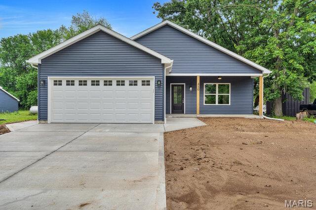 410 Roosevelt, Warrenton, MO 63383 - view of front facade featuring concrete driveway and a garage