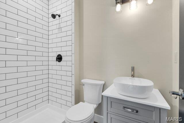 410 Roosevelt, Warrenton, MO 63383 - full bath featuring tiled shower and vanity