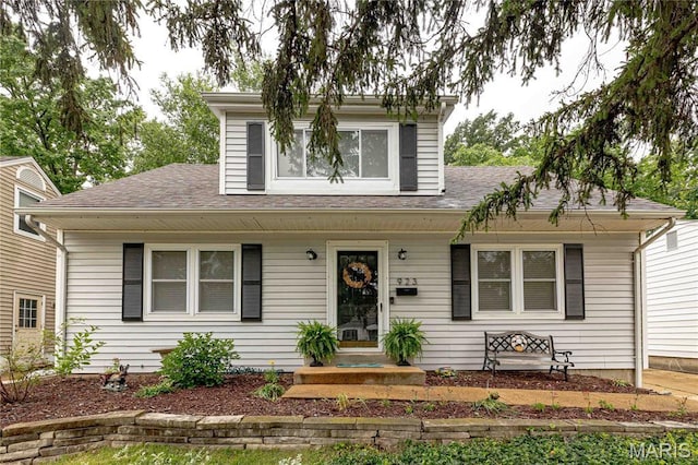 923 N Geyer Rd, Kirkwood, MO 63122 - bungalow-style home featuring a shingled roof