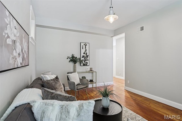 5532 Lansdowne Ave, Saint Louis, MO 63109 - living room featuring wood finished floors and baseboards