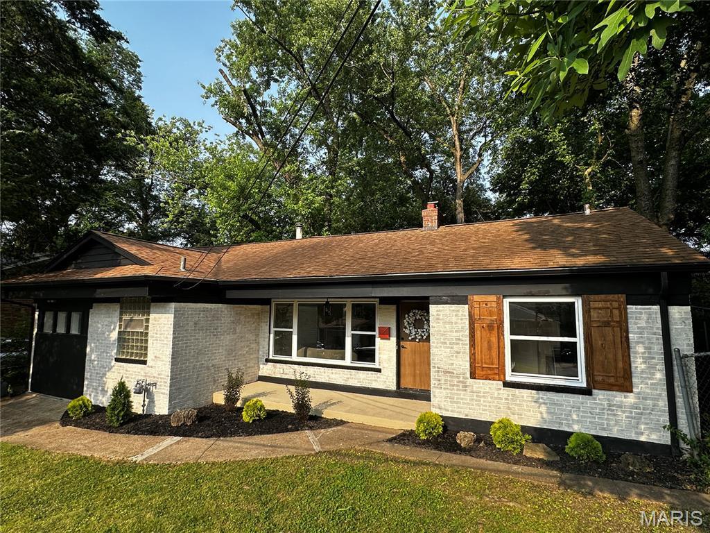1236 Backer St, University City, MO 63130 - ranch-style house featuring a chimney, brick siding, and a front lawn