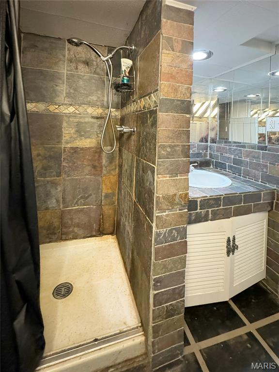 1001 Pike St, Saint Charles, MO 63301 - bathroom with tiled shower and vanity