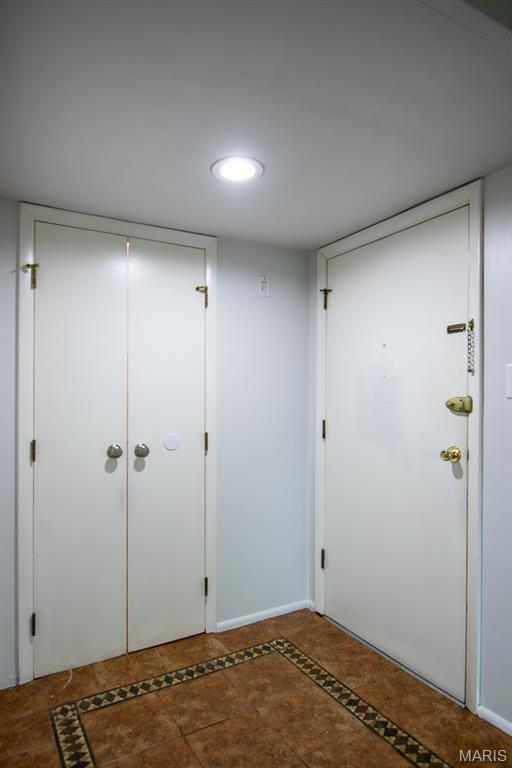 10344 Forest Brook Ln Unit C, Saint Louis, MO 63146 - entryway with inlaid floor details and recessed lighting
