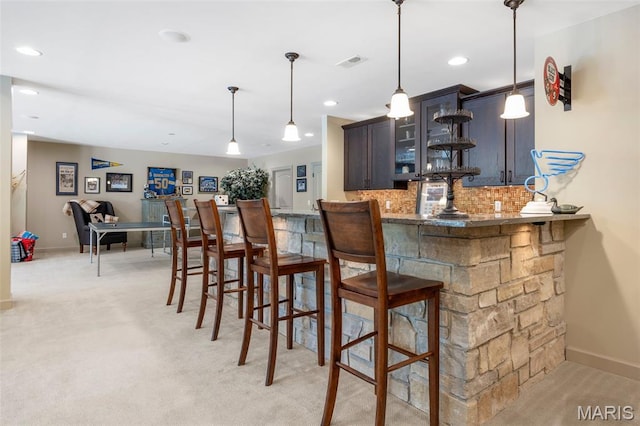 701 Crown Pointe Farms, Defiance, MO 63341 - indoor wet bar with backsplash, light colored carpet, recessed lighting, and hanging light fixtures