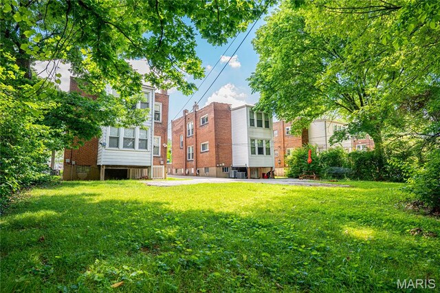 1323 Woodland Dr, Saint Louis, MO 63117 - view of grassy yard