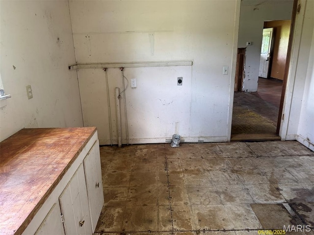 340 S Kitchen St, Dexter, MO 63841 - laundry room featuring electric dryer hookup