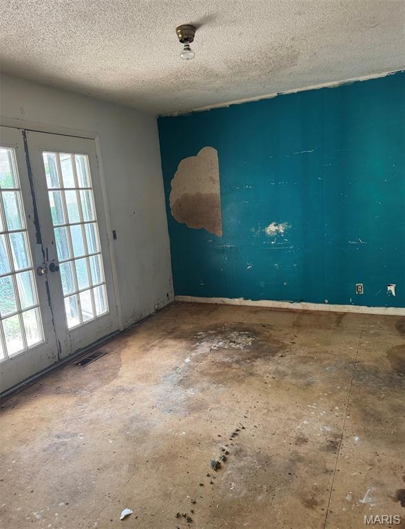 340 S Kitchen St, Dexter, MO 63841 - empty room featuring plenty of natural light and a textured ceiling