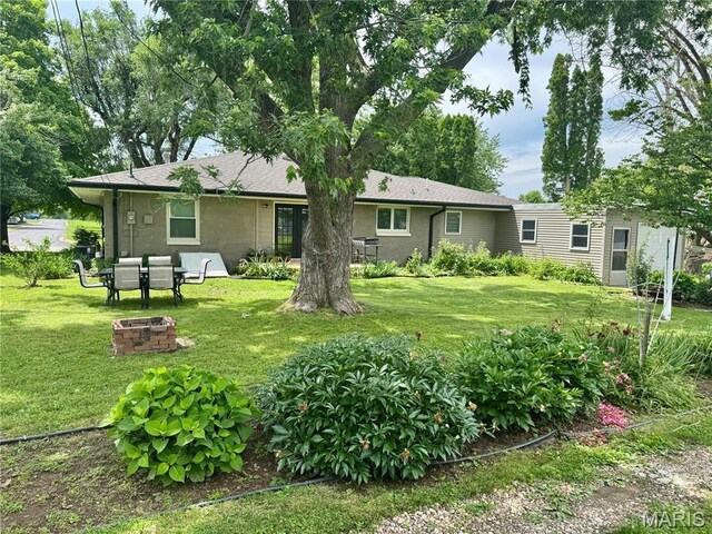 1311 W Line St, Palmyra, MO 63461 - rear view of house featuring an outdoor fire pit and a yard