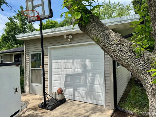 1311 W Line St, Palmyra, MO 63461 - view of garage