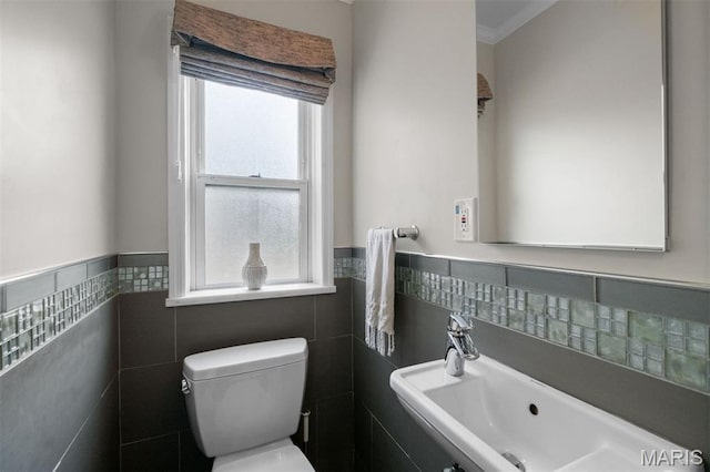 8140 Pershing Ave, Clayton, MO 63105 - half bath featuring tile walls, wainscoting, and ornamental molding