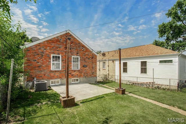 7041 Plainview Ave, Saint Louis, MO 63109 - back of property with brick siding and a patio area