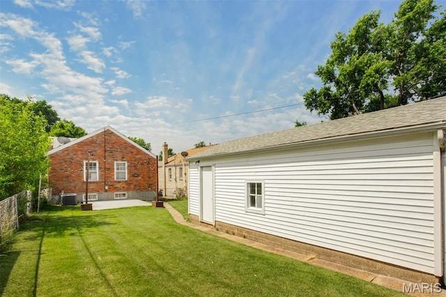 7041 Plainview Ave, Saint Louis, MO 63109 - view of yard featuring a patio area
