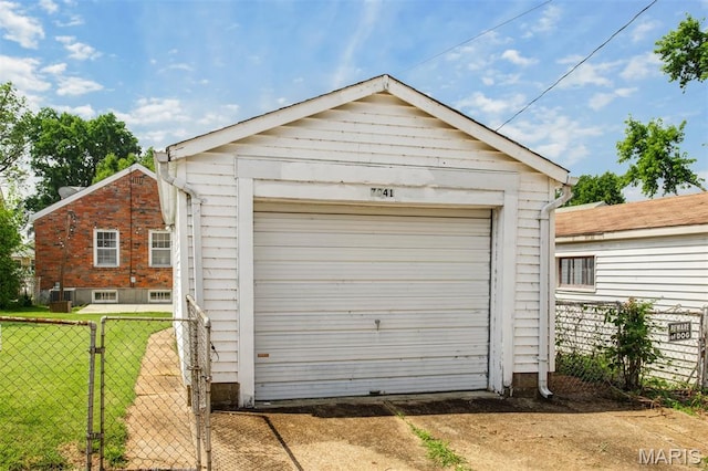 7041 Plainview Ave, Saint Louis, MO 63109 - detached garage with concrete driveway