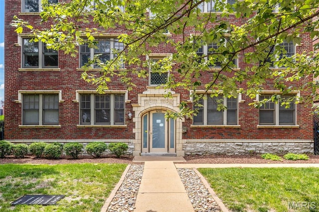 4220 Mcpherson Ave Unit 303, Saint Louis, MO 63108 - view of front facade with brick siding and a front yard