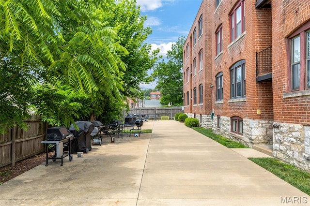 4220 Mcpherson Ave Unit 303, Saint Louis, MO 63108 - view of home's community with a patio