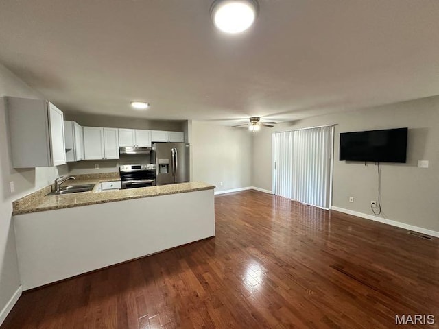 69 Jakes Ct, Ofallon, MO 63366 - kitchen featuring appliances with stainless steel finishes, under cabinet range hood, a ceiling fan, a peninsula, and dark wood-style flooring
