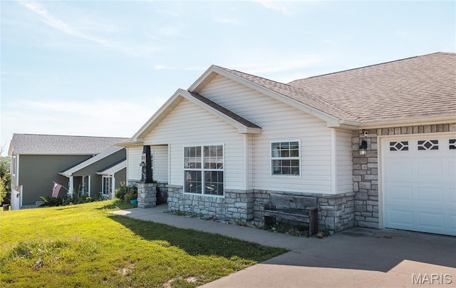 111 Brush Creek Pkwy, Saint Robert, MO 65584 - view of front of property with stone siding, roof with shingles, a garage, and a front yard