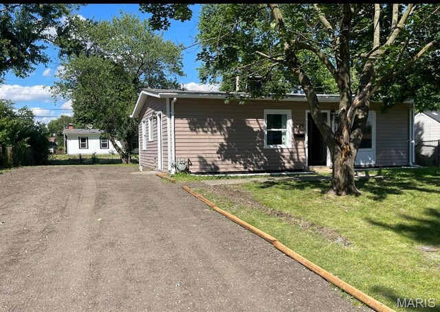 1115 Saint Michael Dr, Cahokia, IL 62206 - view of front of home with a front yard