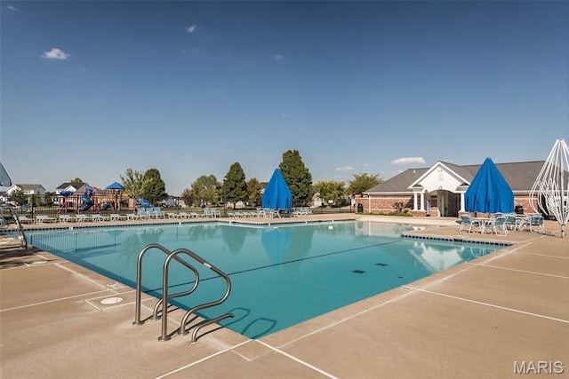 86 Homefield Square Ct, Ofallon, MO 63366 - community pool with a patio area