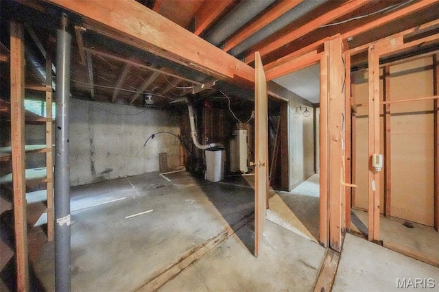 10820 Clayton Ct, Rolla, MO 65401 - unfinished below grade area featuring gas water heater