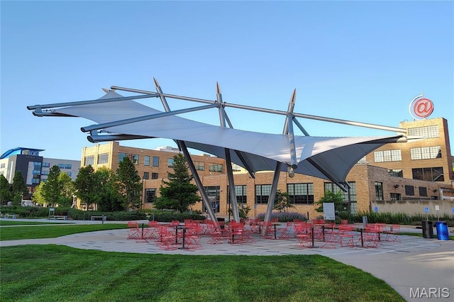 4100 Forest Park Ave Unit 322, Saint Louis, MO 63108 - view of property's community featuring a lawn