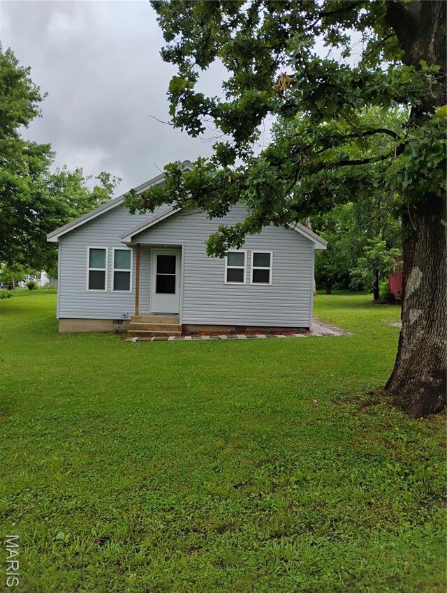 131 Sackett St, Licking, MO 65542 - view of front facade with a front yard