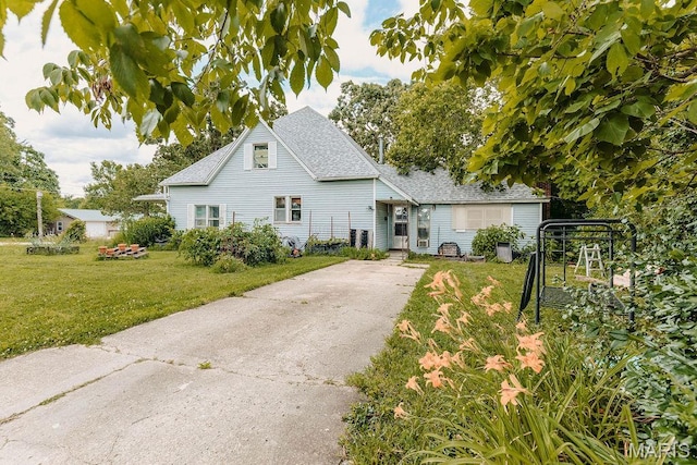 402 N Chestnut St, Richland, MO 65556 - bungalow-style house with a front lawn, concrete driveway, and roof with shingles