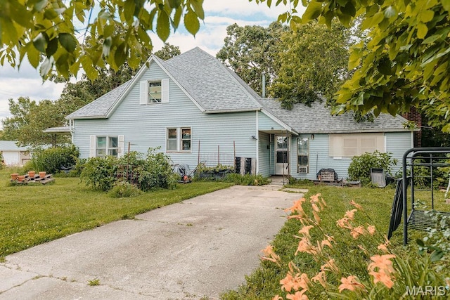 402 N Chestnut St, Richland, MO 65556 - view of front of home featuring a shingled roof and a front lawn