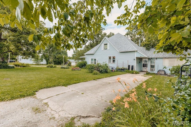 402 N Chestnut St, Richland, MO 65556 - view of front of property featuring a front yard, a shingled roof, and driveway