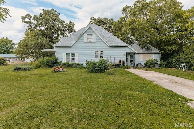 402 N Chestnut St, Richland, MO 65556 - view of front of property featuring a front lawn, a shingled roof, and concrete driveway